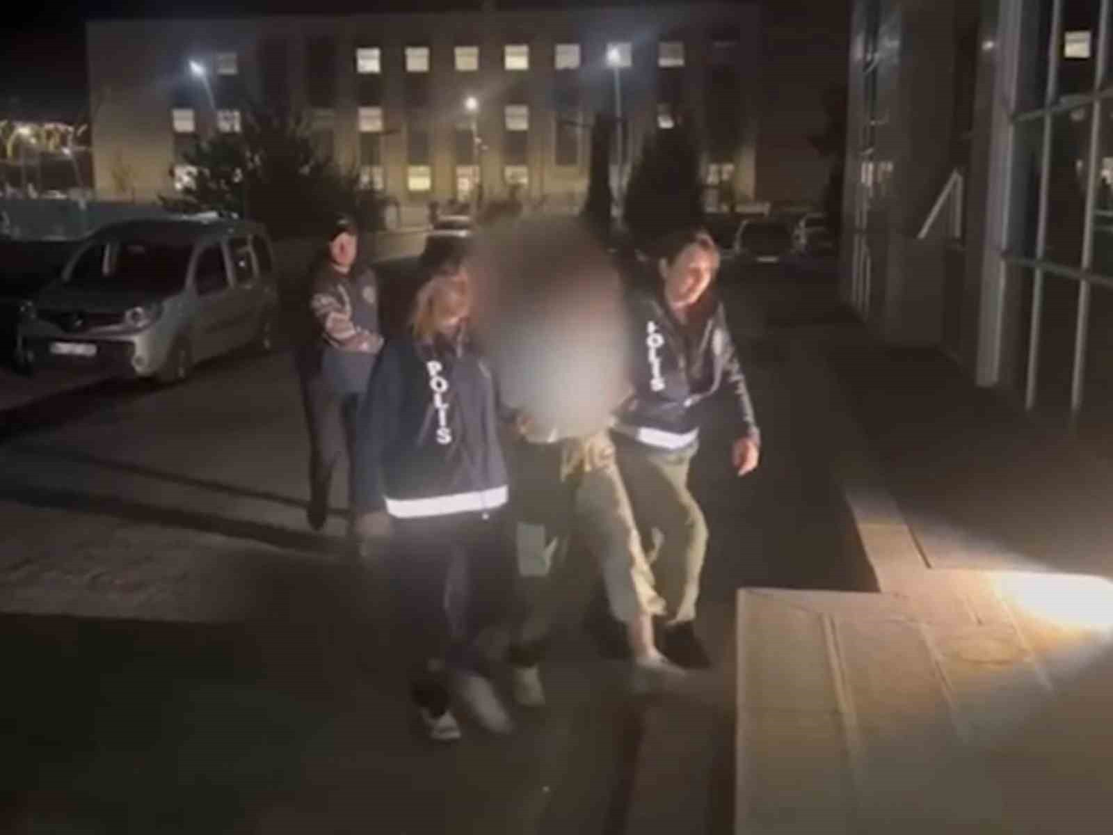 UŞAK’TA OTOMOBİLİ ÇALAN 2 ŞÜPHELİLER POLİS EKİPLERİNCE YAKALANIRKEN, ÇIKARILDIKLARI MAHKEMECE 1’İ...