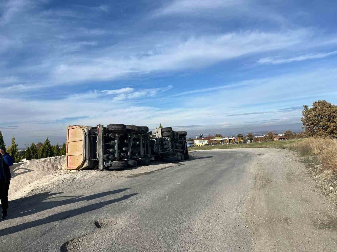 UŞAK’TA YAN YATAN TIRIN SÜRÜCÜSÜ YARALANARAK HASTANEYE KALDIRILDI.