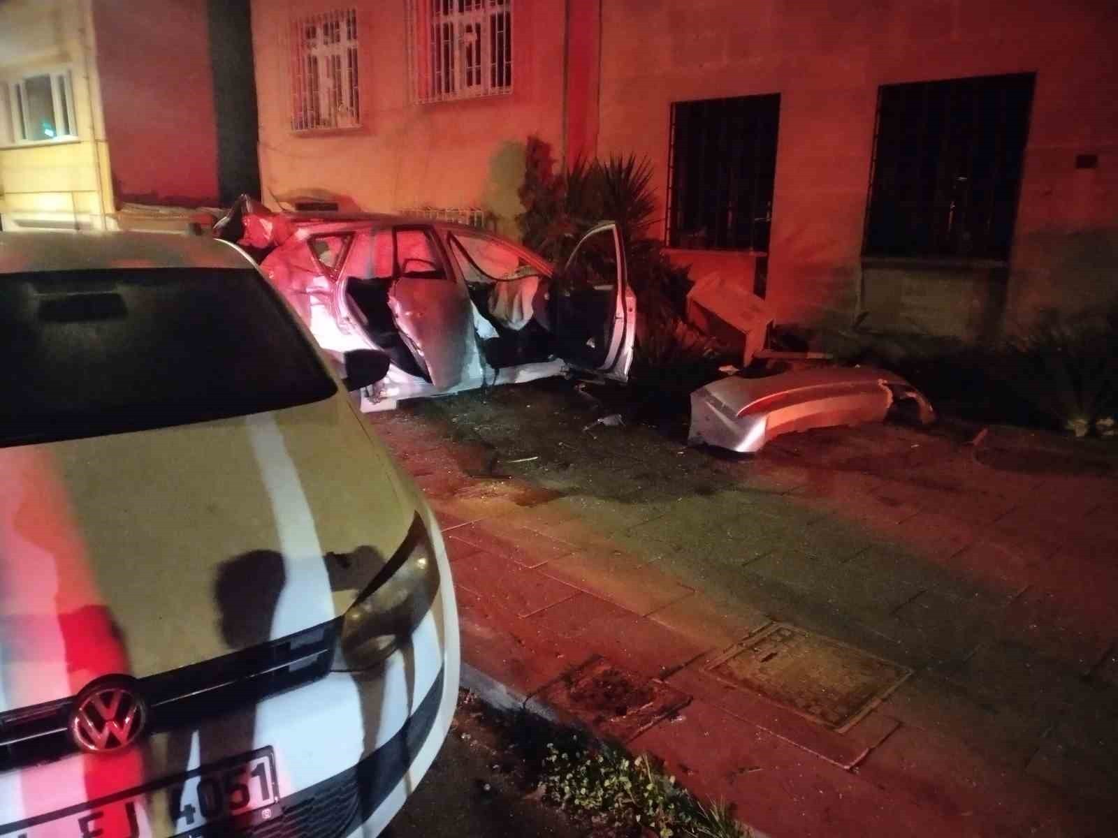 ÜSKÜDAR'DA TRAFİK KAZASI : 2 YARALI