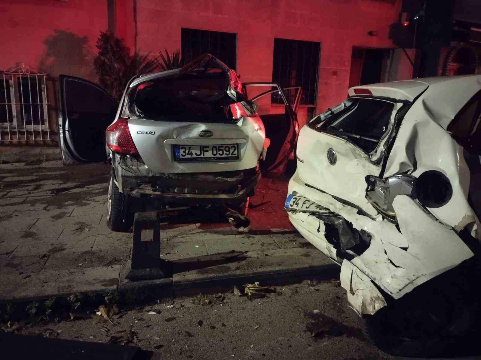 ÜSKÜDAR'DA TRAFİK KAZASI : 2 YARALI