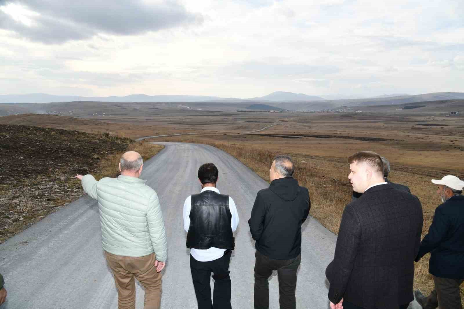 VALİ ÇİÇEK, KÖY YOLLARINI DENETLEDİ. (OLGUN YILDIZ/ARDAHAN-İHA)