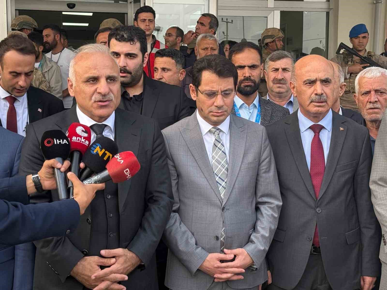 VALİ MURAT ZORLUOĞLU, DİYARBAKIR'IN KULP İLÇESİ VİYADÜK İNŞAATI İSKELESİNDE MEYDANA GELEN ÇÖKME...