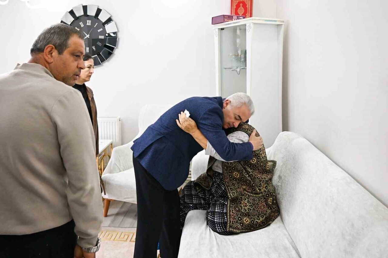 VALİ TURAN VE BERABERİNDEKİLER, MERHUME RÜMEYSA SANPUR’A ALLAH’TAN RAHMET DİLEYEREK, BABA EMİN...