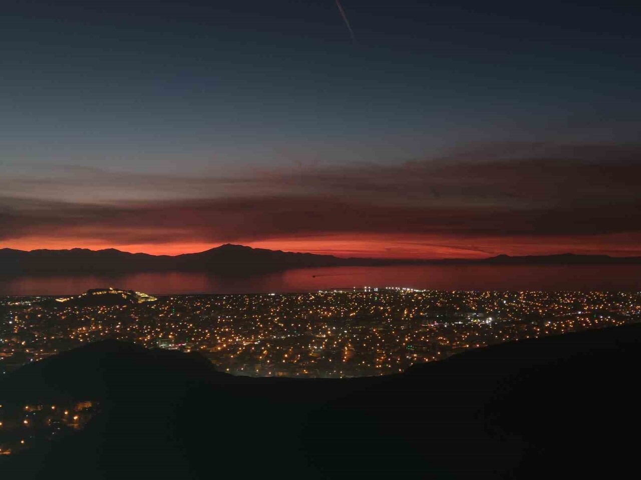 VAN'DA AKŞAM SAATLERİNDE YAŞANAN GÜN BATIMI, KENTİN DOĞAL GÜZELLİĞİNİ BİR KEZ DAHA GÖZLER ÖNÜNE...