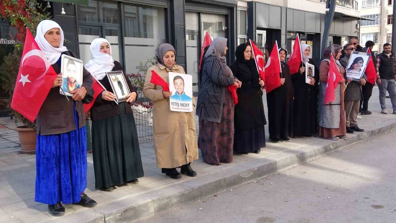 VAN'DA ÇOCUKLARINA KAVUŞMAK İSTEYEN AİLELERİN, DEM PARTİ İL BİNASI ÖNÜNDE BAŞLATTIĞI OTURMA EYLEMİ...