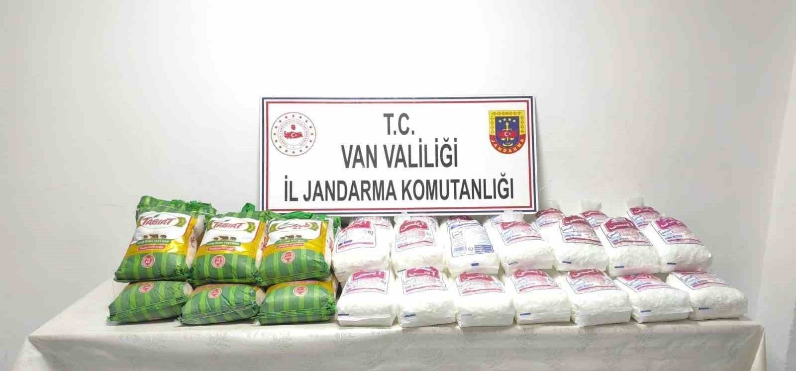 VAN'DA JANDARMA EKİPLERİ TARAFINDAN YAPILAN ÇALIŞMALAR SONUCU 304 PAKET KAÇAK SİGARA 45 PAKET ÇAY...