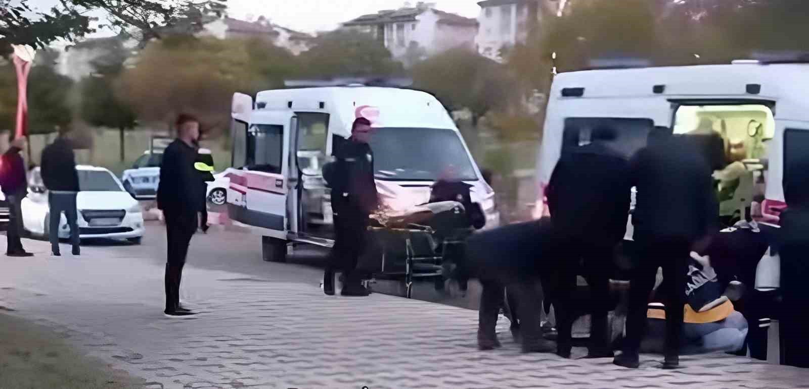 VAN'IN ERCİŞ İLÇESİNDE  OTOMOBİLİN TAKLA ATMASI SONUCU MEYDANA GELEN TRAFİK KAZASINDA 3 KİŞİ...