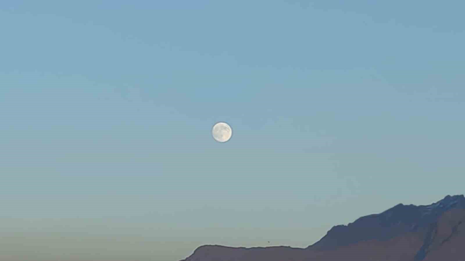 VAN’DA AKŞAM SAATLERİNDE GÜNEŞ BATARKEN, DOĞU UFKUNDA AYIN YÜKSELMESİ GÖKYÜZÜNDE BÜYÜLEYİCİ BİR...