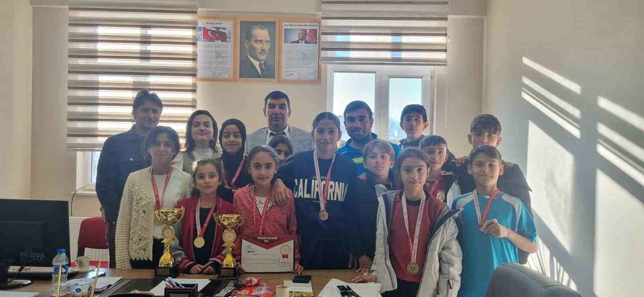 VAN’DA DÜZENLENEN ‘OKULLAR ARASI ATLETİZM YARIŞMASI’NDA MURADİYE İLÇESİNDEKİ CUMHURİYET ORTAOKULU...