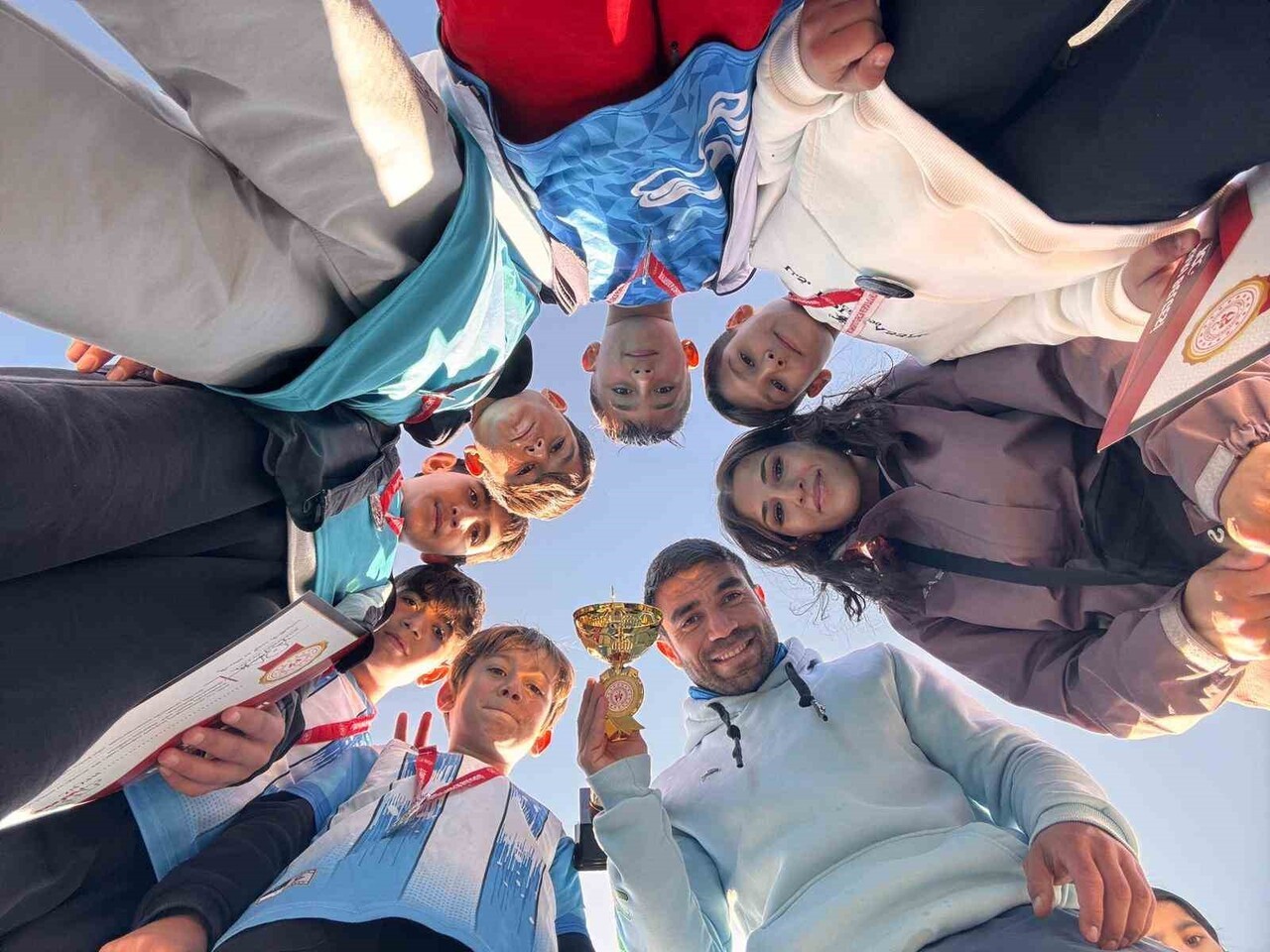 VAN’DA DÜZENLENEN ‘OKULLAR ARASI ATLETİZM YARIŞMASI’NDA MURADİYE İLÇESİNDEKİ CUMHURİYET ORTAOKULU...