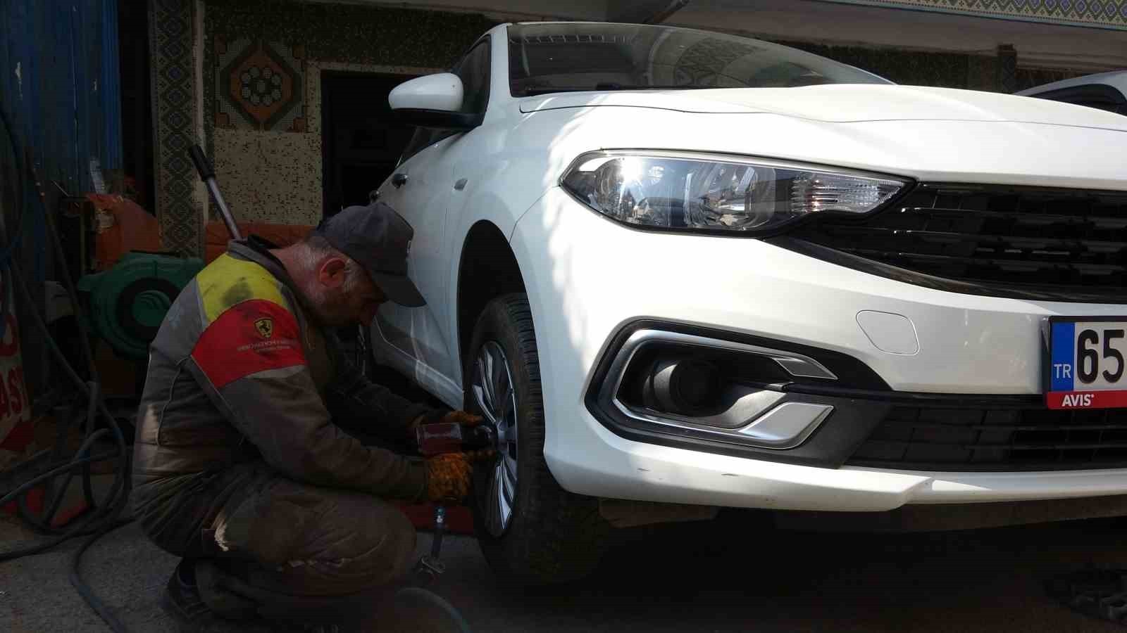 VAN’DA HAVA SICAKLIKLARININ DÜŞMESİYLE BİRLİKTE KENTTEKİ OTO LASTİKÇİLERDE YOĞUNLUK YAŞANMAYA...
