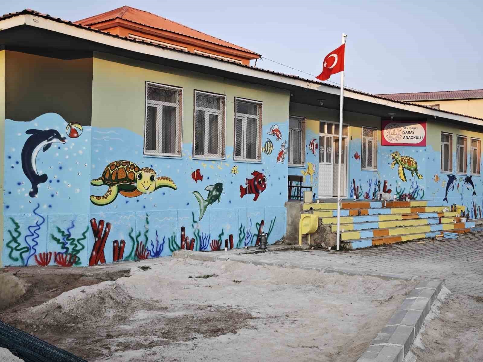 VAN GÜZEL SANATLAR LİSESİ ÖĞRENCİLERİ, SOSYAL SORUMLULUK FAALİYETLERİ KAPSAMINDA KENTTEKİ BİR...