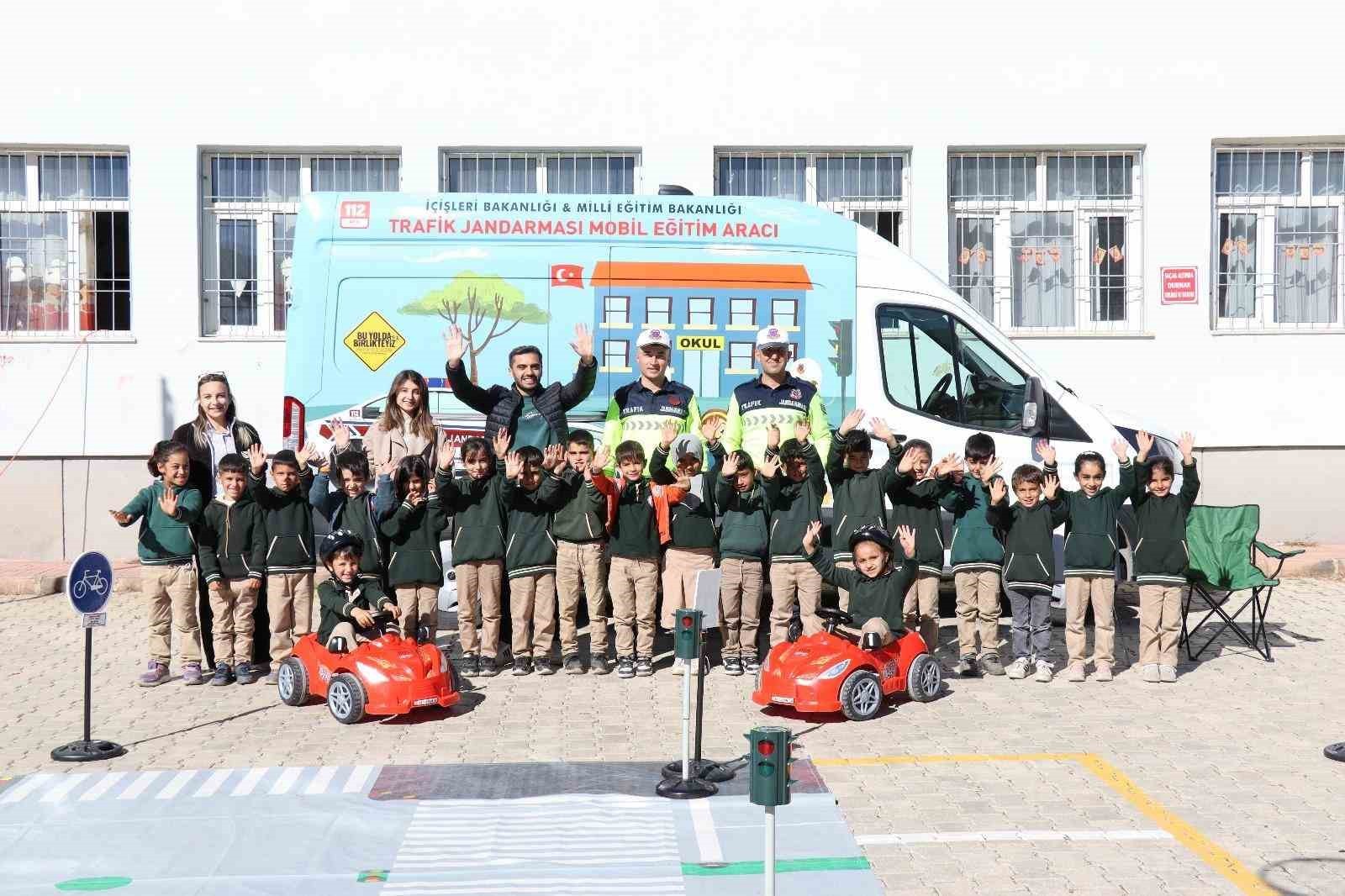 VAN İL JANDARMA KOMUTANLIĞI TRAFİK ŞUBE MÜDÜRLÜĞÜ VE ÇATAK İLÇE JANDARMA KOMUTANLIĞI EKİPLERİ...