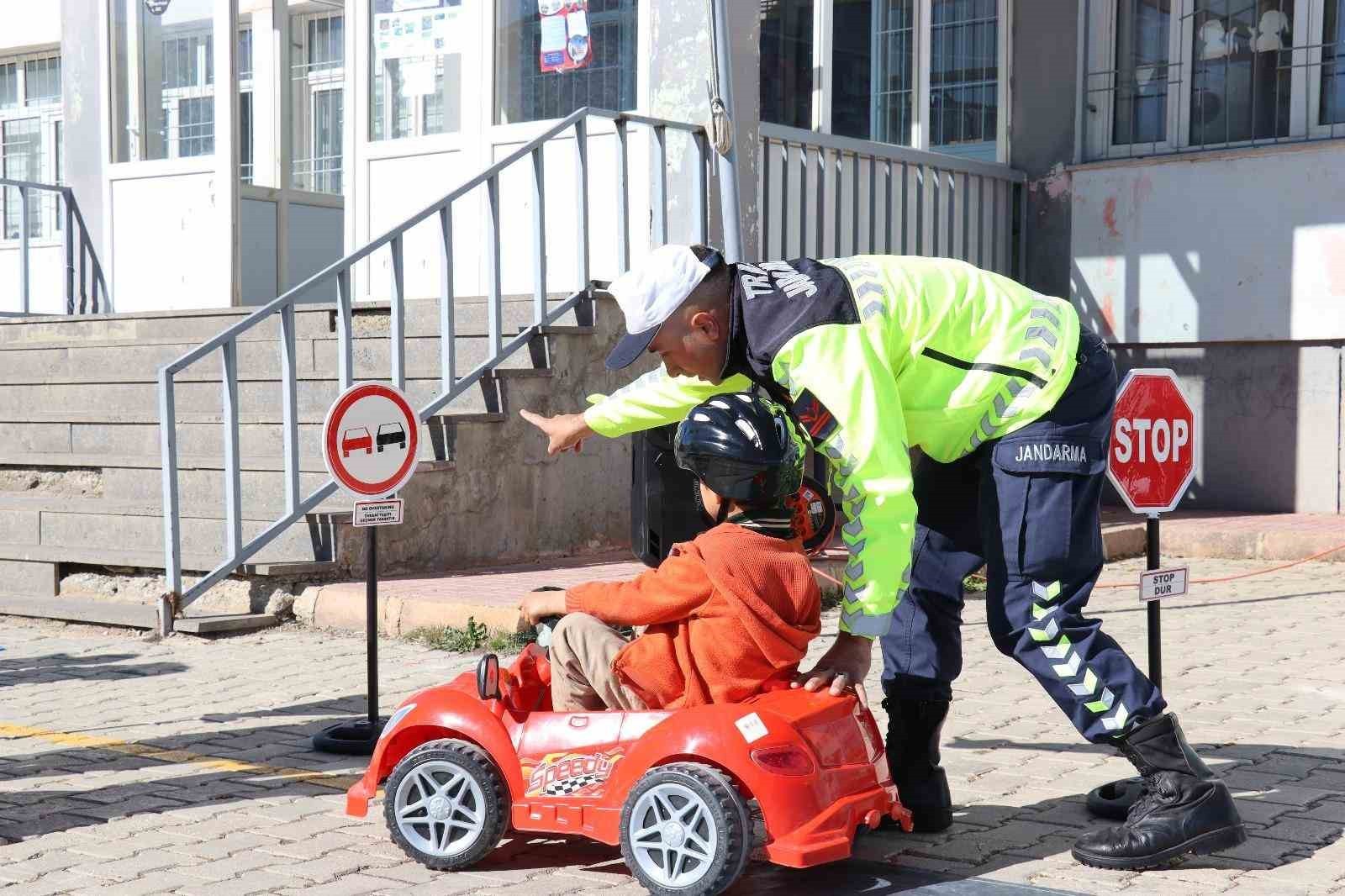 VAN İL JANDARMA KOMUTANLIĞI TRAFİK ŞUBE MÜDÜRLÜĞÜ VE ÇATAK İLÇE JANDARMA KOMUTANLIĞI EKİPLERİ...