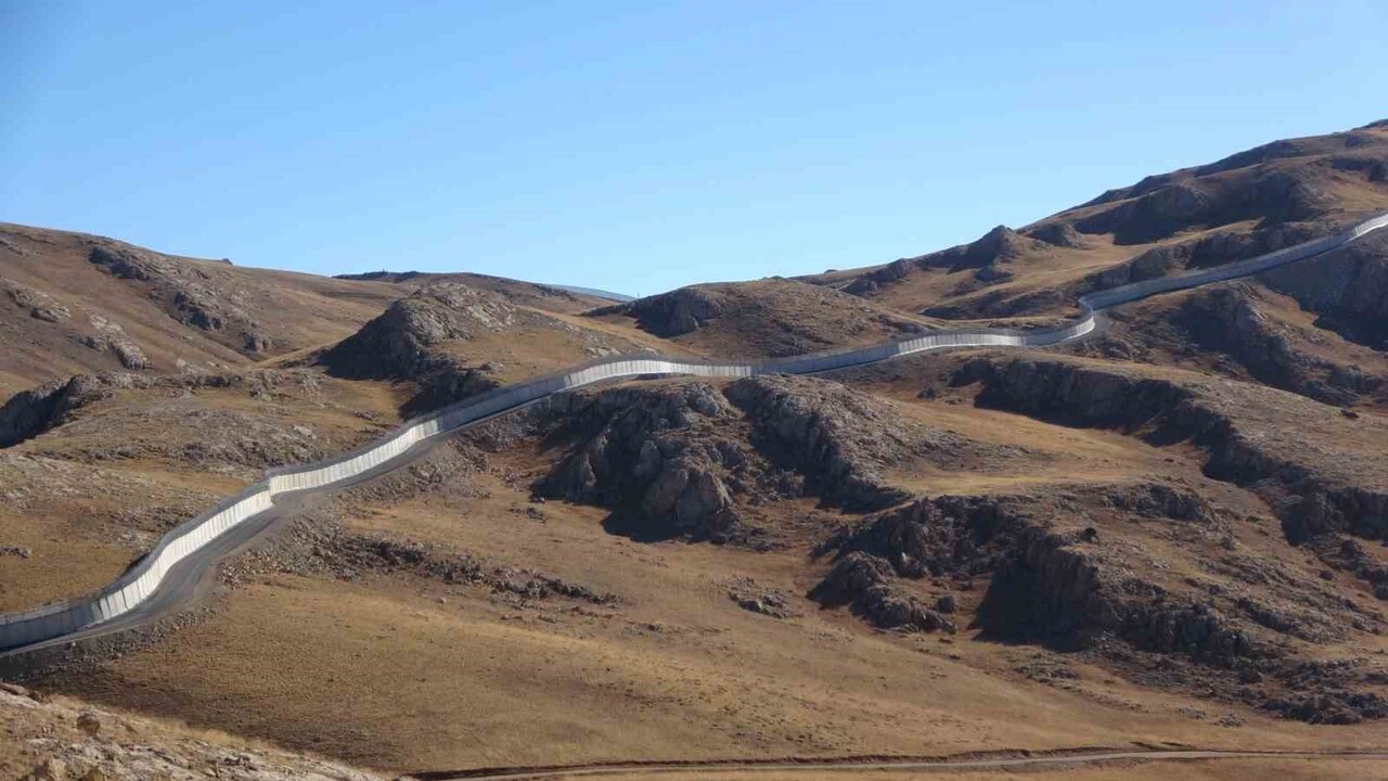 VAN’IN BAŞKALE İLÇESİ SINIR HATTINDA YÜRÜTÜLEN TÜRKİYE-İRAN SINIR DUVARI ÇALIŞMALARI TAMAMLANMA...
