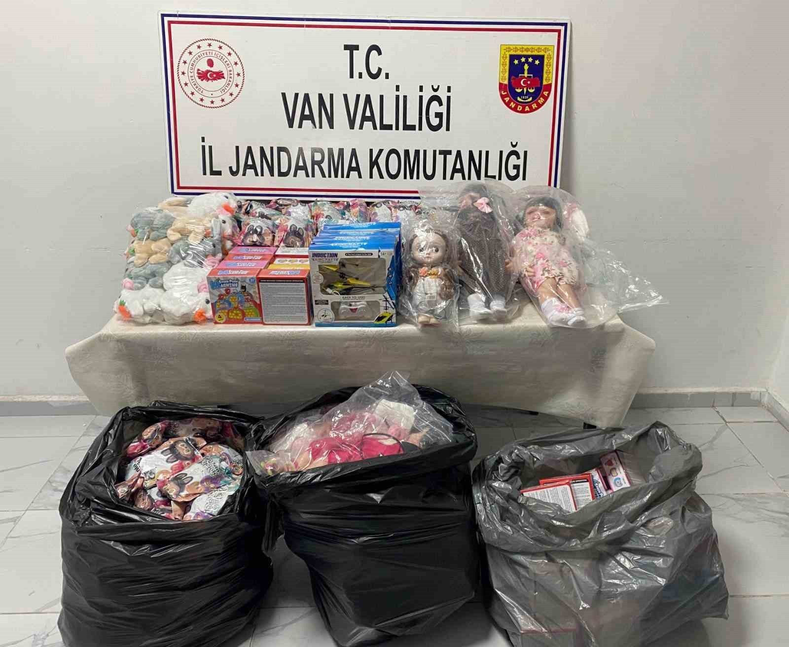 VAN’IN BAŞKALE İLÇESİNDE JANDARMA EKİPLERİNCE YÜRÜTÜLEN ÇALIŞMALAR SONUCUNDA GÜMRÜK KAÇAĞI EŞYA VE...