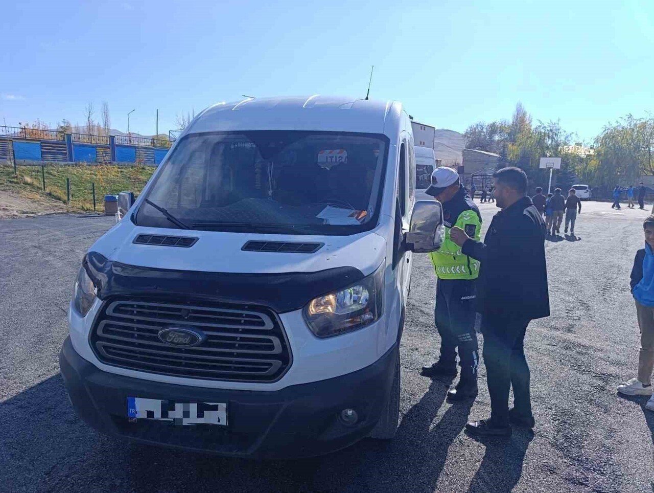 VAN’IN EDREMİT İLÇESİNDE JANDARMA EKİPLERİNCE OKUL SERVİSLERİ DENETLENDİ.