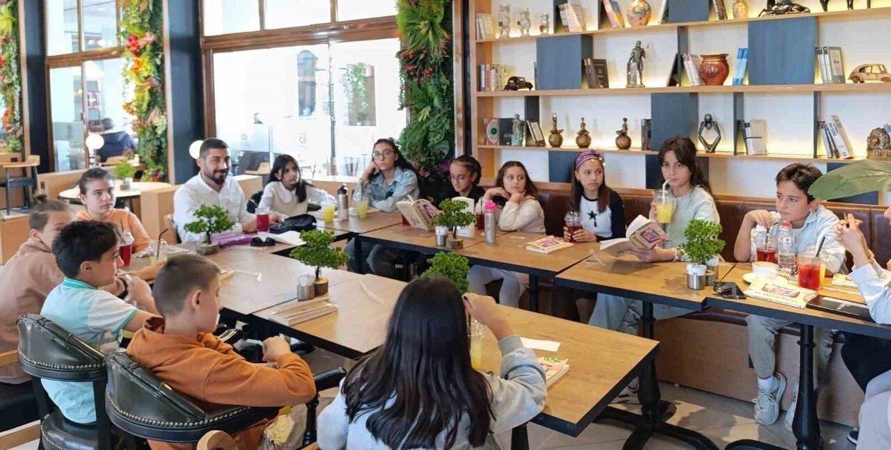 VAN’IN EDREMİT İLÇESİNDEKİ SALİH YILDIZ ORTAOKULU REHBERLİK ÖĞRETMENİ ERKAN GÖRMÜŞ, KURDUĞU ‘KİTAP...