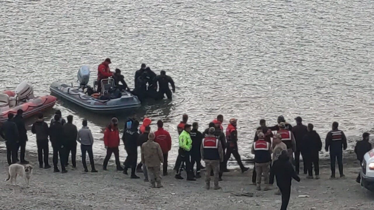 VAN’IN GÜRPINAR İLÇESİNDE KONTROLDEN ÇIKAN OTOMOBİLİN ZERNEK BARAJI’NA UÇMASI SONUCU KAYBOLAN...