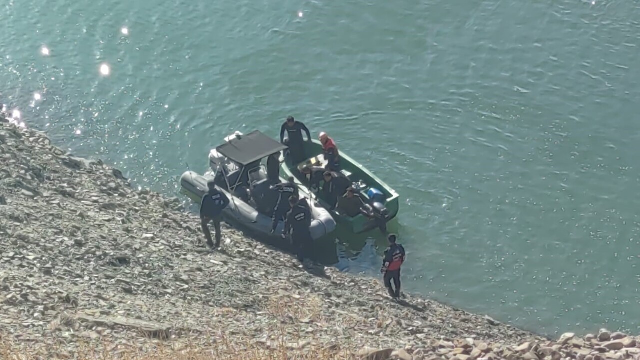 VAN’IN GÜRPINAR İLÇESİNDE KONTROLDEN ÇIKAN OTOMOBİLİN ZERNEK BARAJI’NA UÇMASI SONUCU KAYBOLAN...