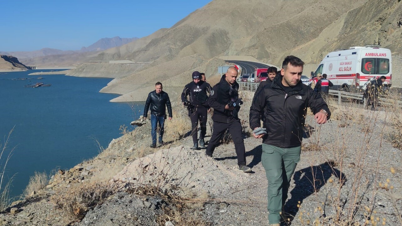 VAN’IN GÜRPINAR İLÇESİNDEKİ ZERNEK BARAJI’NA ARAÇ UÇTUĞU VE İÇERİSİNDE 3 KİŞİNİN BULUNDUĞU İHBARI...