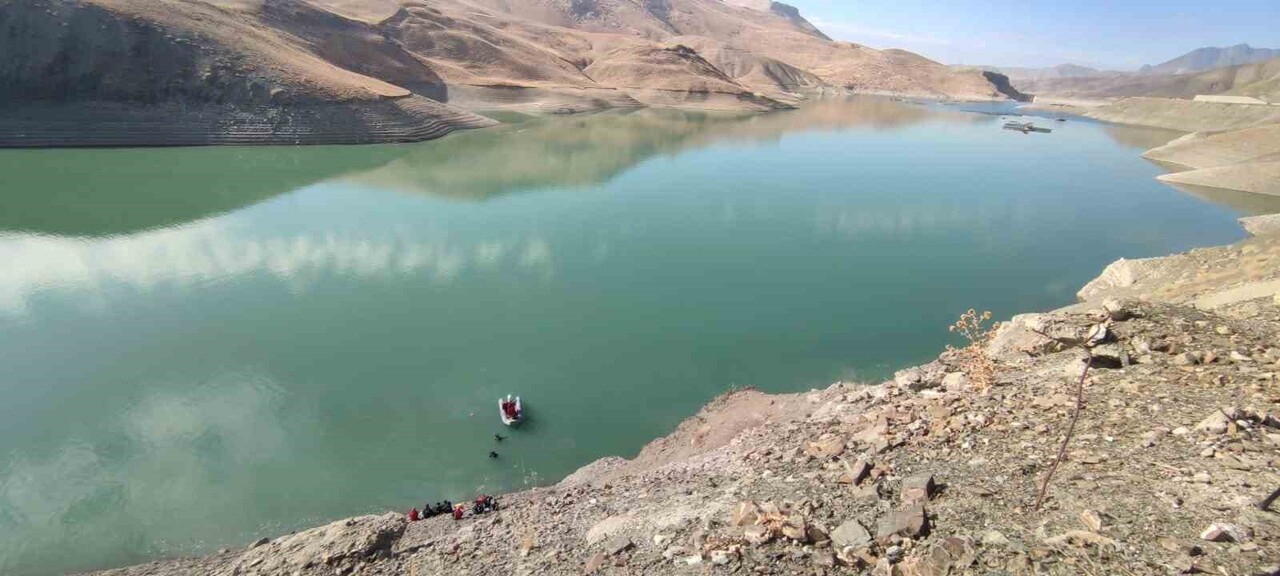VAN’IN GÜRPINAR İLÇESİNDEKİ ZERNEK BARAJI’NA UÇAN ARAÇTA HAYATINI KAYBEDEN 2 KİŞİNİN İSİMLERİ...