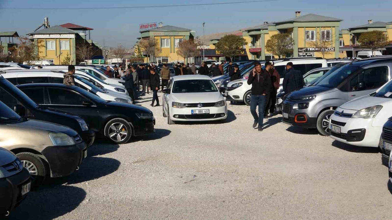 VAN’IN TUŞBA İLÇESİNDE KURULAN İKİNCİ EL AÇIK OTO PAZARI BU HAFTA DA SATICI YOĞUNLUĞUNA SAHNE...