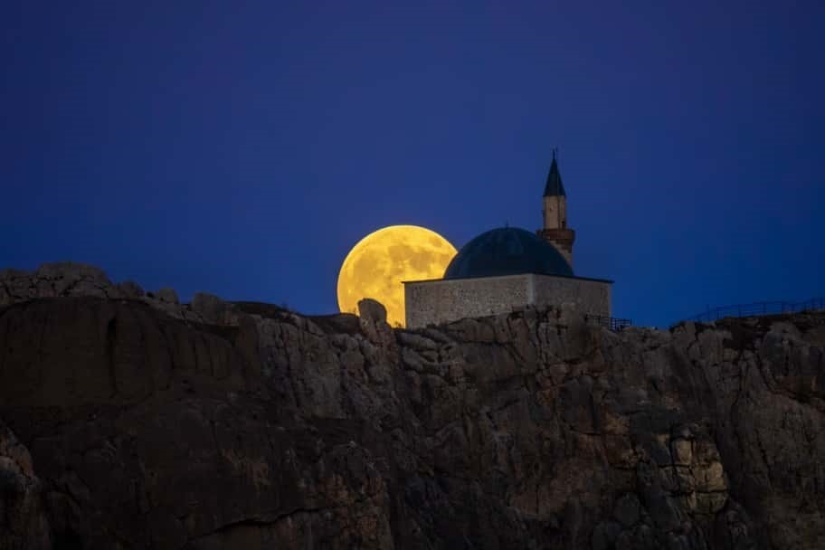 VAN KALESİ'NDE YER ALAN SÜLEYMAN HAN CAMİİ'NİN "KUNDUZ SÜPER AY" İLE BÜTÜNLEŞMESİ GÖRSEL ŞÖLEN...