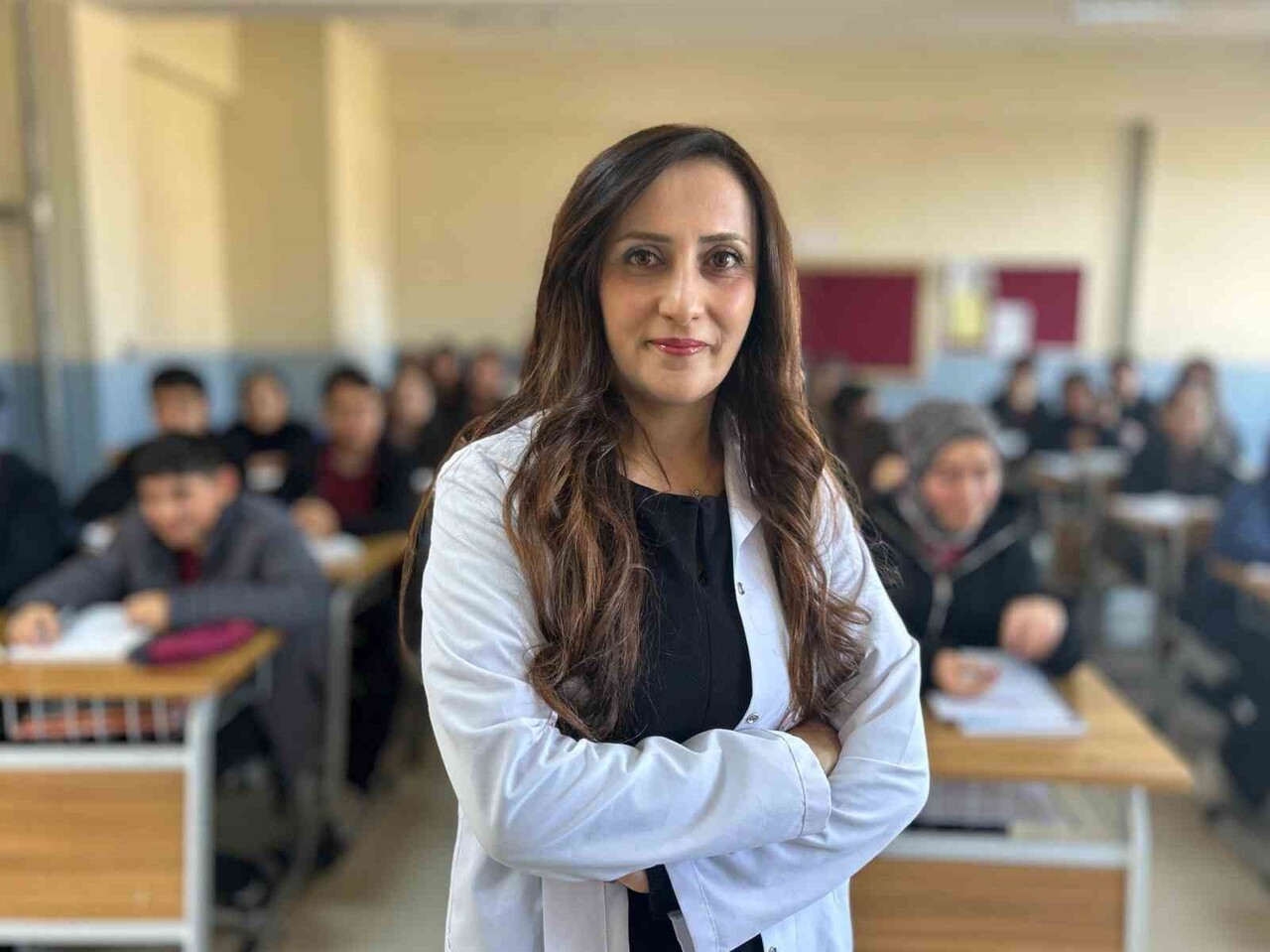 VANLI ÖĞRETMEN SANİYE KURT, KENDİ İMKÂNLARIYLA C1 SEVİYESİNE KADAR GELİŞTİRDİĞİ KORECEYİ, OKULDA...