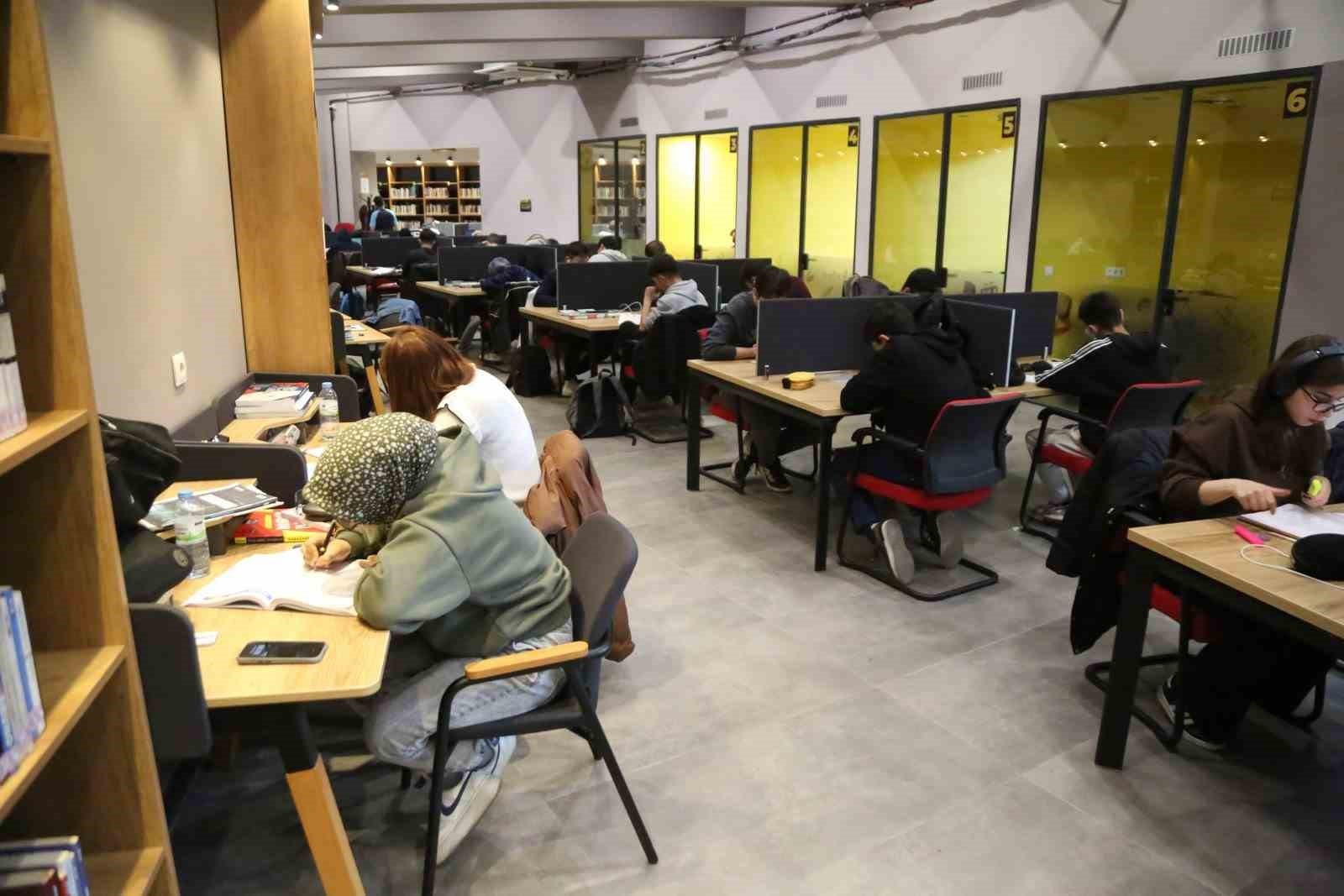 VİZYON PROJELERİ VE YENİ YATIRIMLARIYLA EĞİTİME VE GENÇLERE BÜYÜK DESTEK SAĞLAYAN MELİKGAZİ...