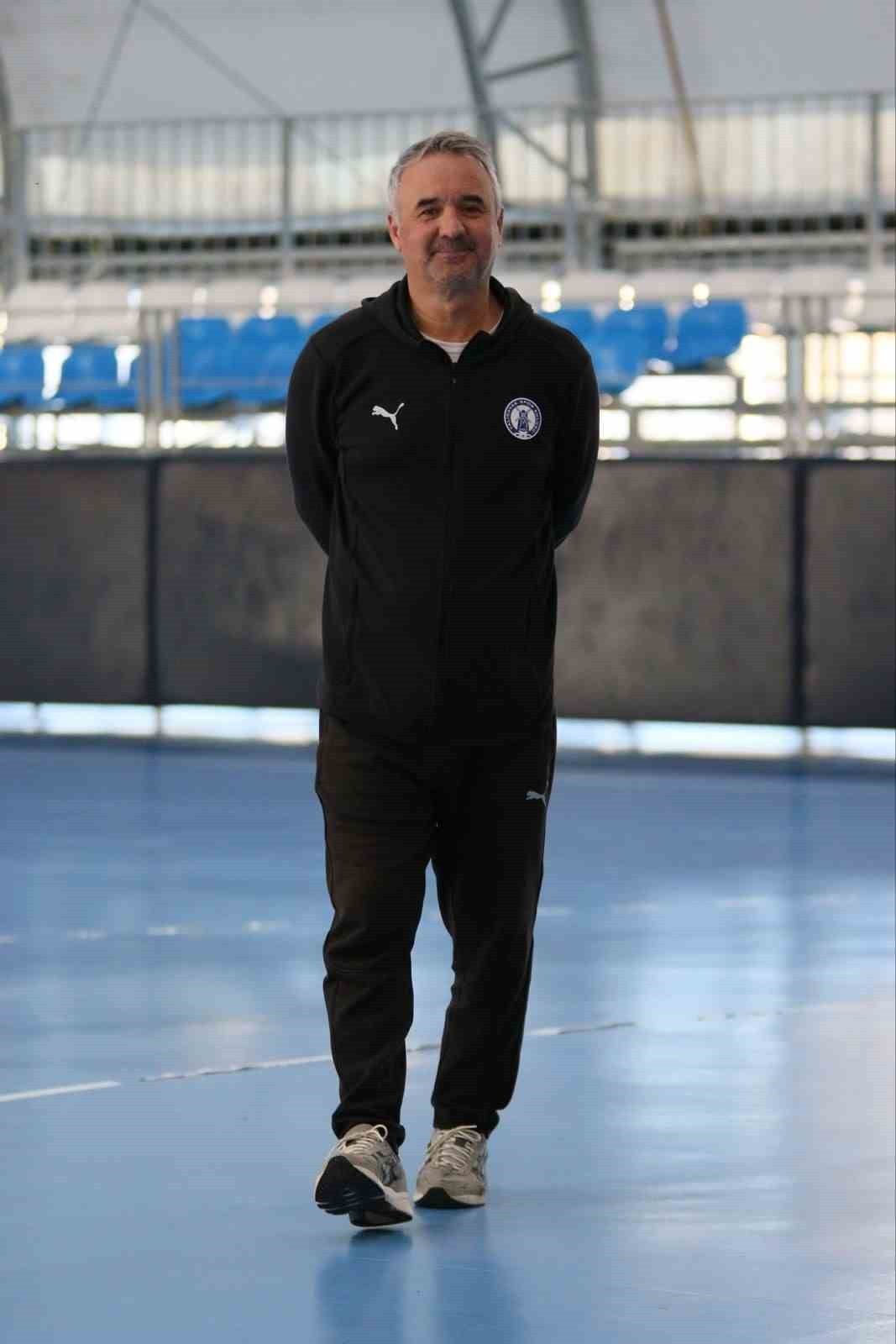 YALIKAVAKSPOR BAŞANTRENÖRÜ ÖZCAN: "HEDEFİMİZDEN AYRILMADAN YOLA DEVAM EDİYORUZ"