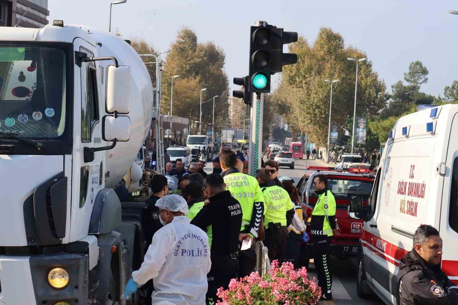 YALOVA'DA TRAFİK IŞIKLARDA BETON MİKSERİNİN ALTINDA KALAN YAŞLI KADIN HAYATINI KAYBETTİ.