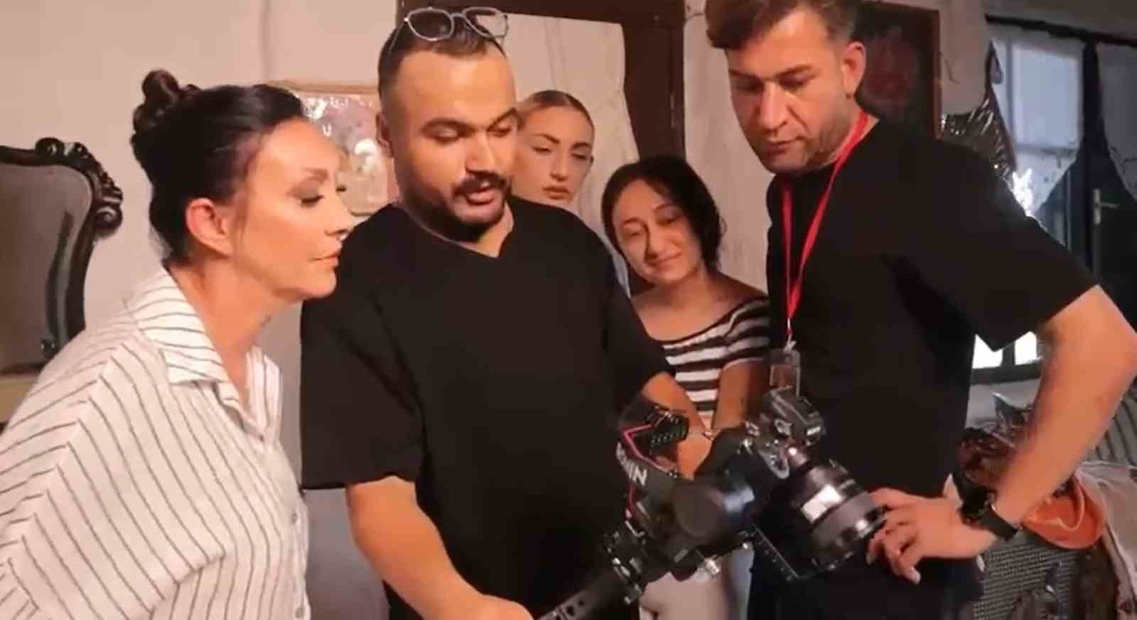 YALOVA’NIN ÇINARCIK İLÇESİNDE SANATÇI GÜLLÜ’NÜN 5. KATTAKİ EVİNİN PENCERESİNDEN DÜŞEREK HAYATINI...