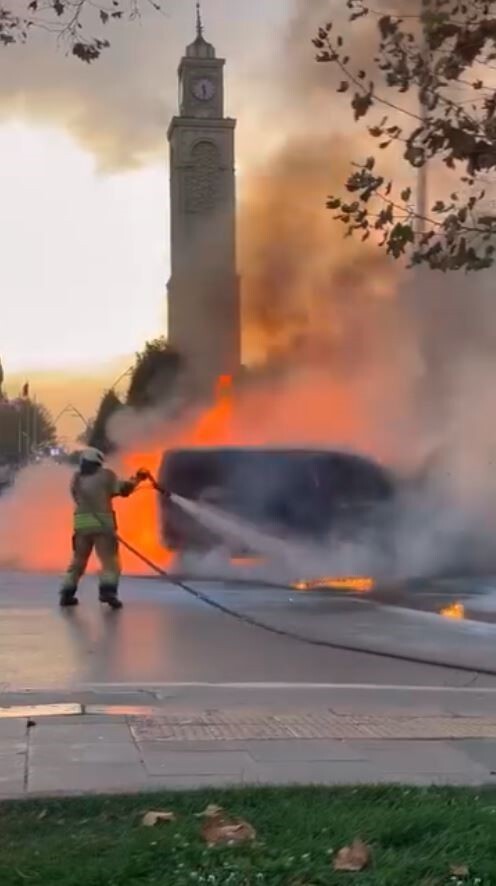 YANAN ARACA İTFAİYE EKİPLERİNİN MÜDAHALESİ