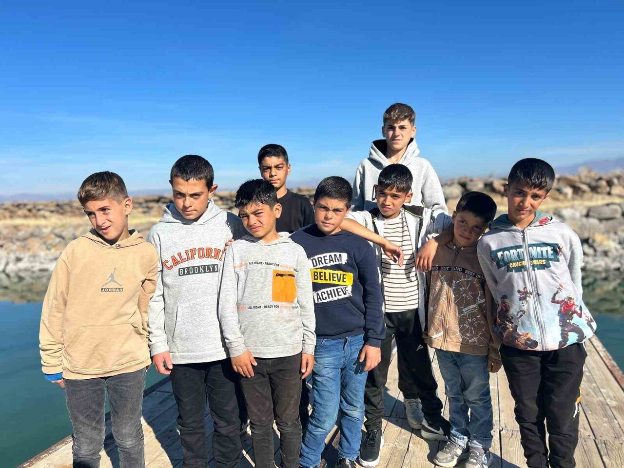 YAZ AYLARINDA VAN GÖLÜ'NÜN SODALI SULARINDA SIK SIK YÜZDÜKLERİ İÇİN SAÇLARI SARARAN ÇOCUKLARIN...