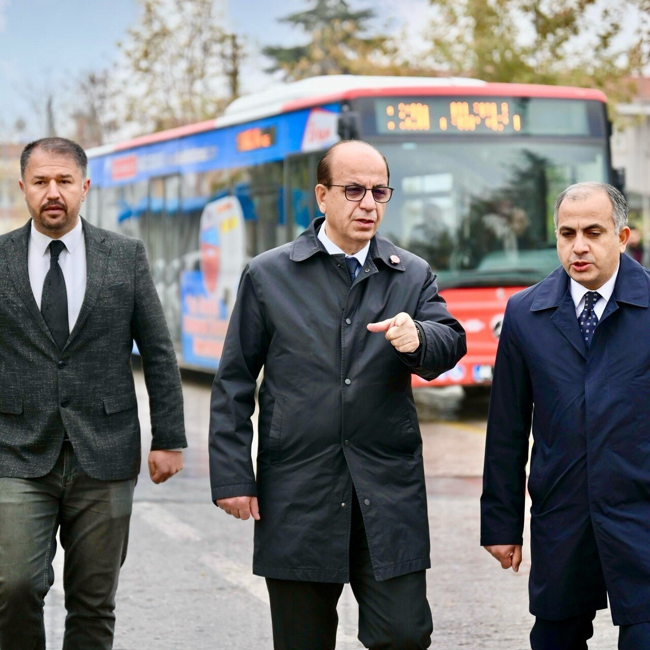 YEŞİLYURT BELEDİYE BAŞKANI PROF. DR. İLHAN GEÇİT, YAKINCA MAHALLESİ’NDE SÜRDÜRÜLEN TEMİZLİK VE...