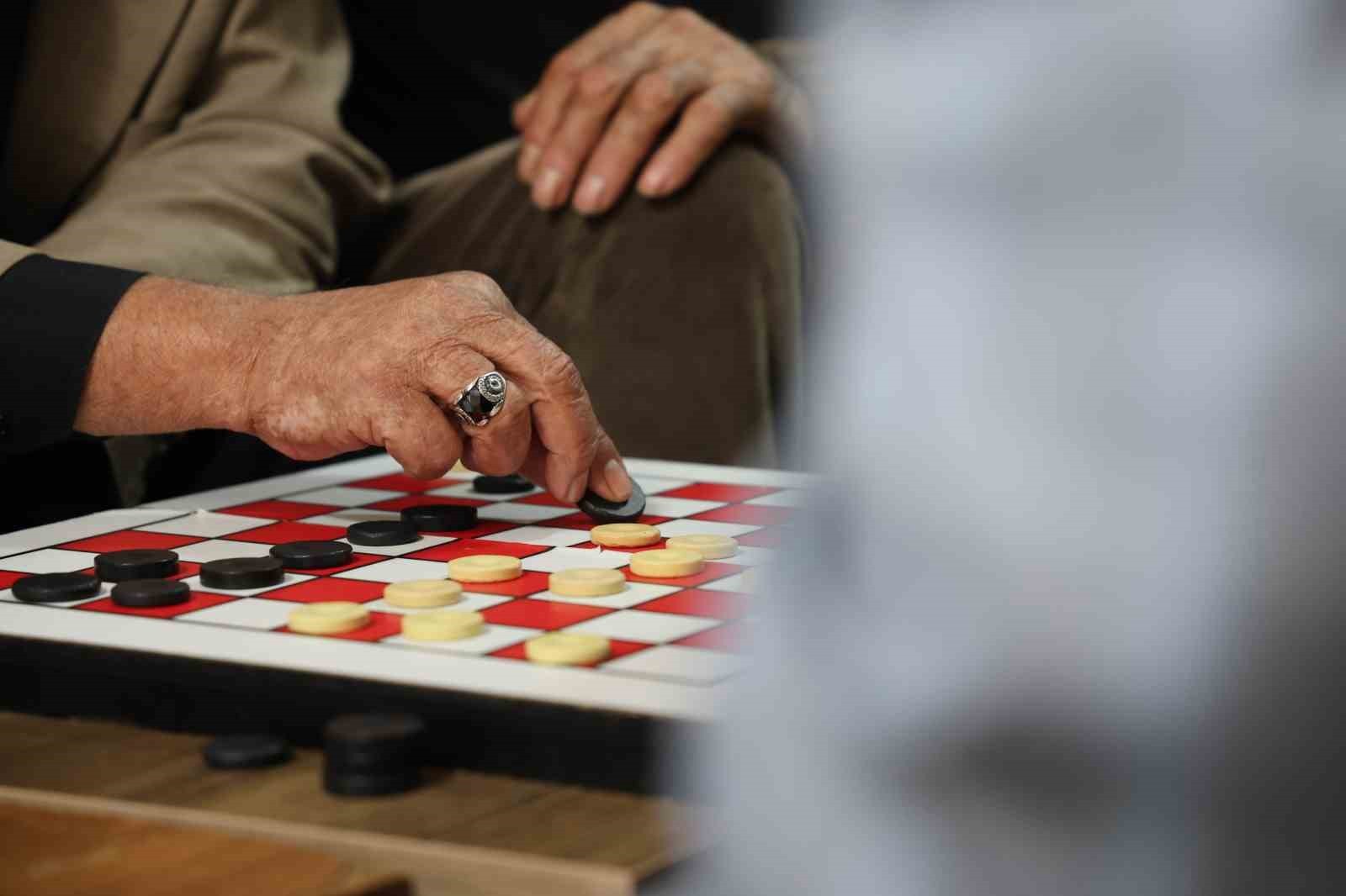 YILLAR İÇİNDE BİR GELENEK HALİNE GELEN ÖĞLE SAATLERİNDEN İTİBAREN BAŞLAYAN OYUNLAR, AKŞAM...