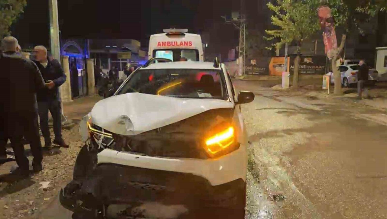 YOLCU MİNİBÜSÜ İLE CİP ÇARPIŞTI: 3 YARALI