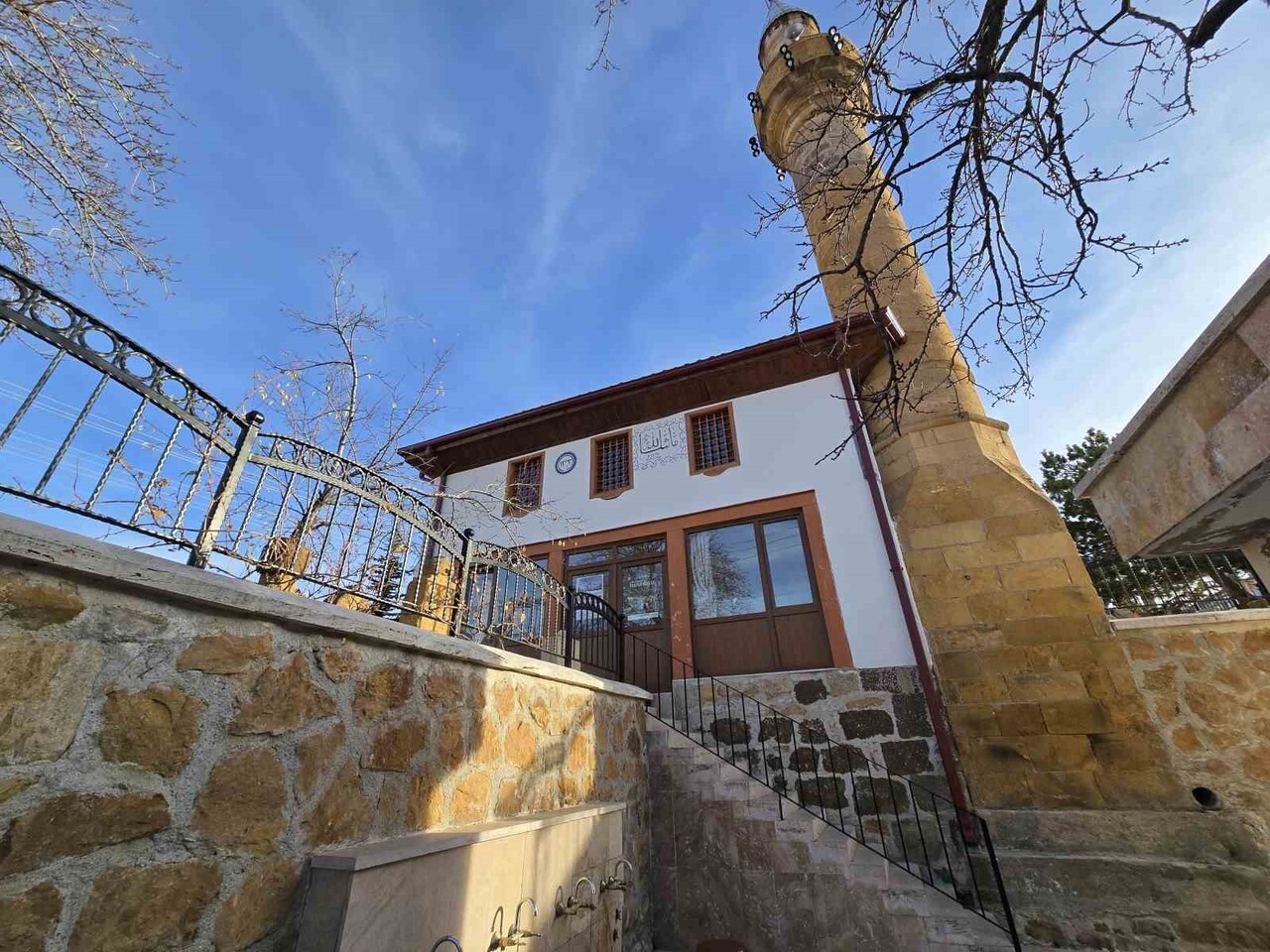 YOZGAT'TA TEKKE MAHALLESİNDE YER ALAN TEKKE ARAPDEDE CAMİİ ASIRLIK GEÇMİŞİYLE AYAKTA DURUYOR.