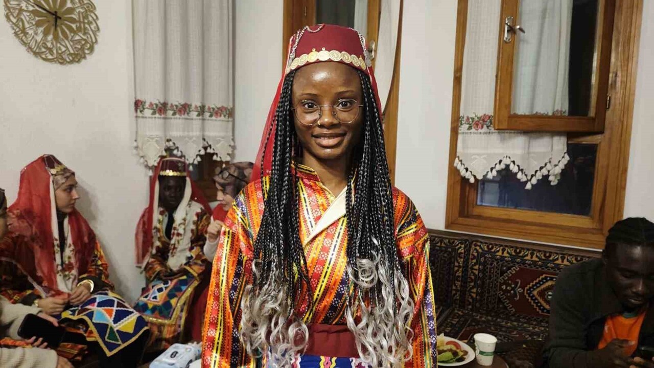 YOZGAT’TA EĞİTİM GÖREN YABANCI ÖĞRENCİLER, KENTTE DÜZENLENEN TANIŞMA VE KAYNAŞMA ETKİNLİĞİNDE BİR...