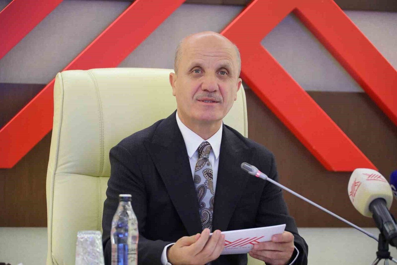 YÜKSEKÖĞRETİM KURULU BAŞKANI EROL ÖZVAR, İSTEYEN VE BAŞARILI OLAN ÖĞRENCİLERİN ÜNİVERSİTEYİ ÜÇ...