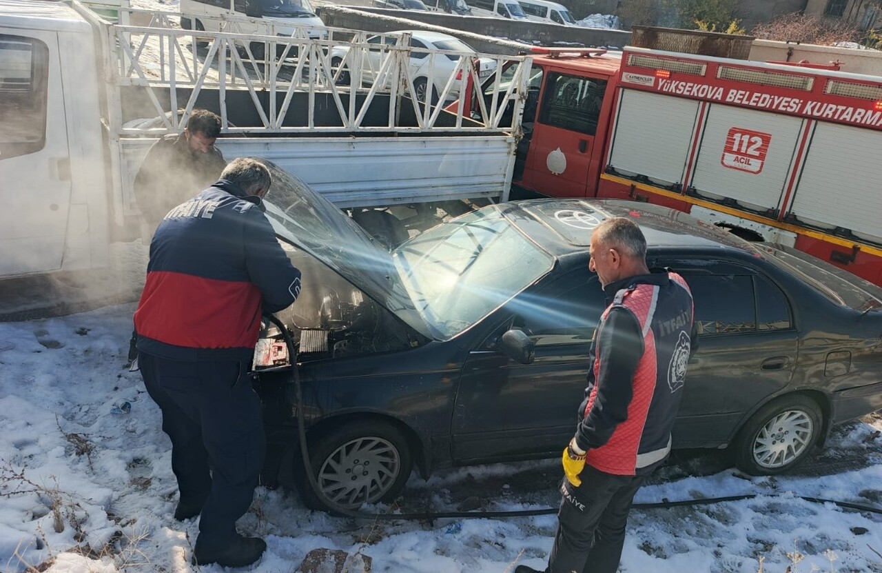 YÜKSEKOVA İLÇESİNDE SEYİR HALİNDE OLAN BİR OTOMOBİLİN MOTORUNDA ÇIKAN YANGIN, İTFAİYE EKİPLERİNİN...