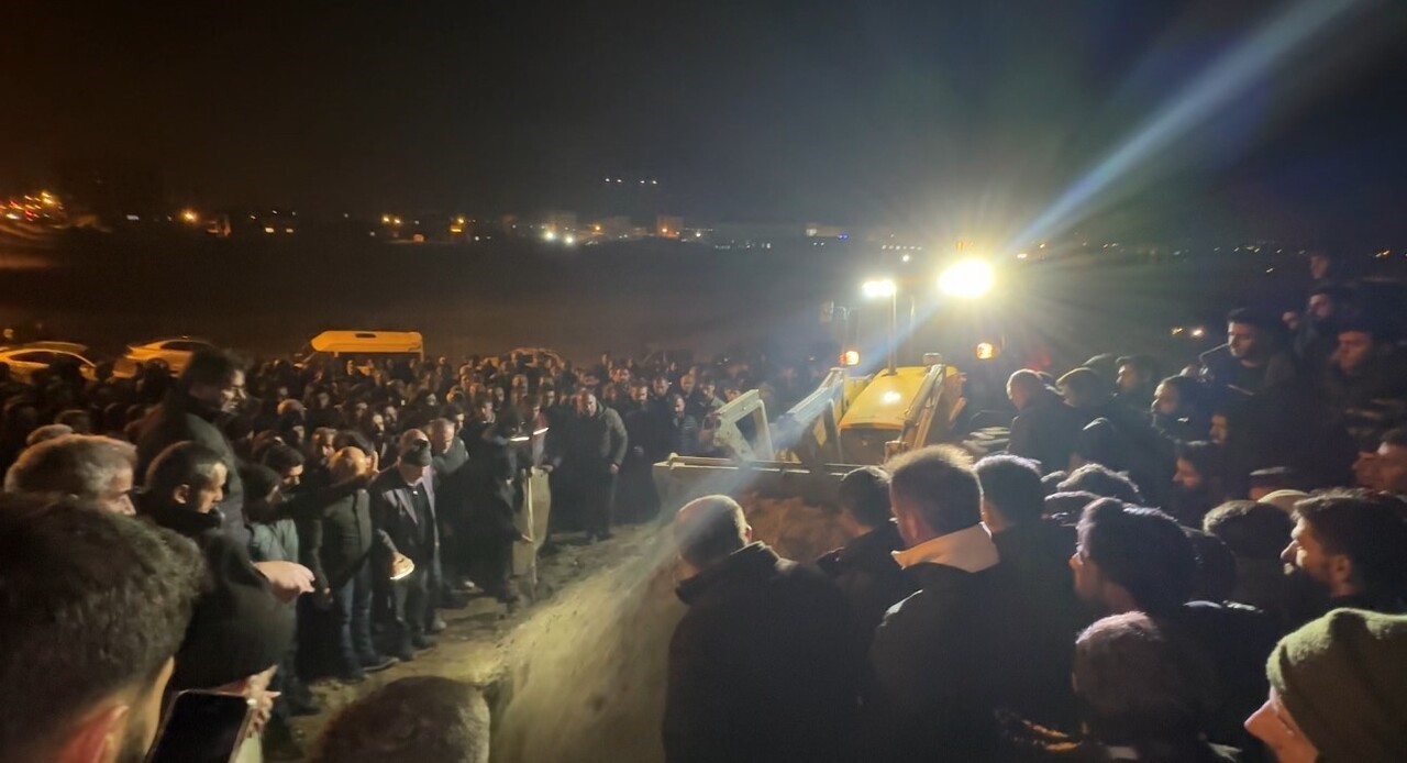 YÜKSEKOVA-VAN KARAYOLU ÜZERİNDE BULUNAN ZERNEK BARAJI, DÜN SABAH SAATLERİNDE FECİ BİR TRAFİK...