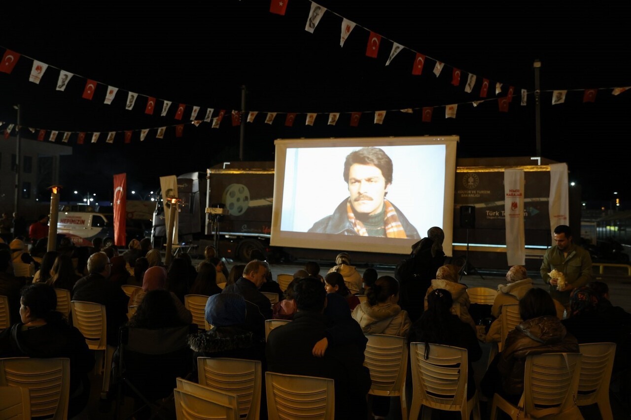 YUNUSEMRE BELEDİYESİ 100. YIL MEYDANI’NDA VATANDAŞLAR AÇIK HAVA SİNEMASI KEYFİ YAŞADI. ‘SELVİ...