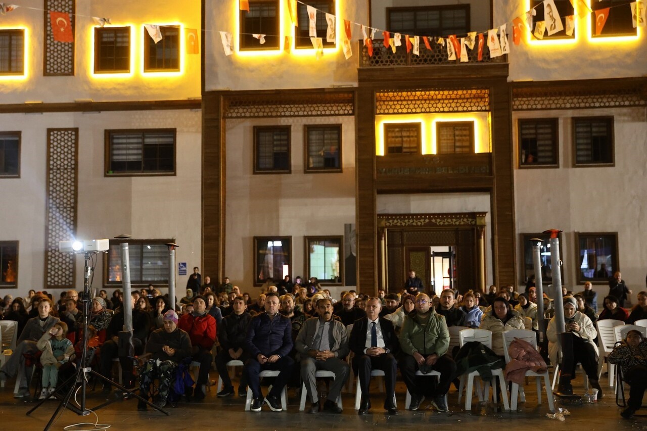 YUNUSEMRE BELEDİYESİ 100. YIL MEYDANI’NDA VATANDAŞLAR AÇIK HAVA SİNEMASI KEYFİ YAŞADI. ‘SELVİ...