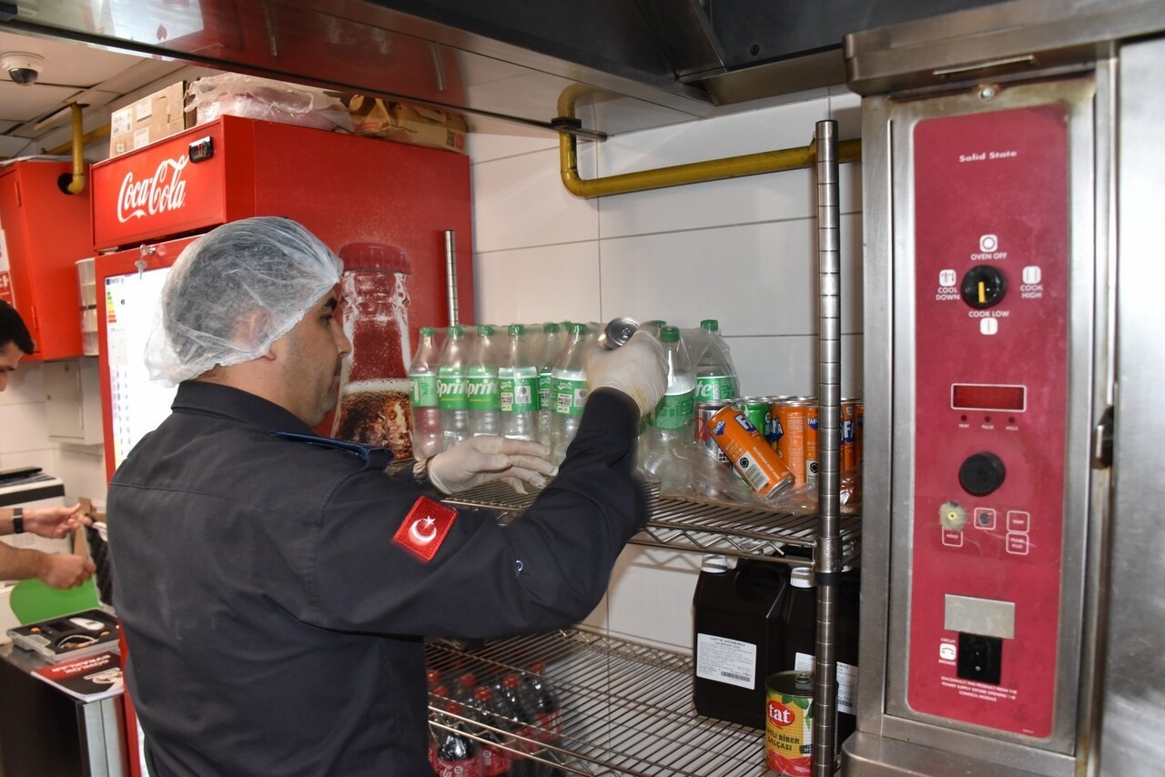 YUNUSEMRE BELEDİYESİ İLÇEDE BELİRLENEN NOKTALARDA GIDA DENETİMİ GERÇEKLEŞTİRDİ. BELEDİYE EKİPLERİ...