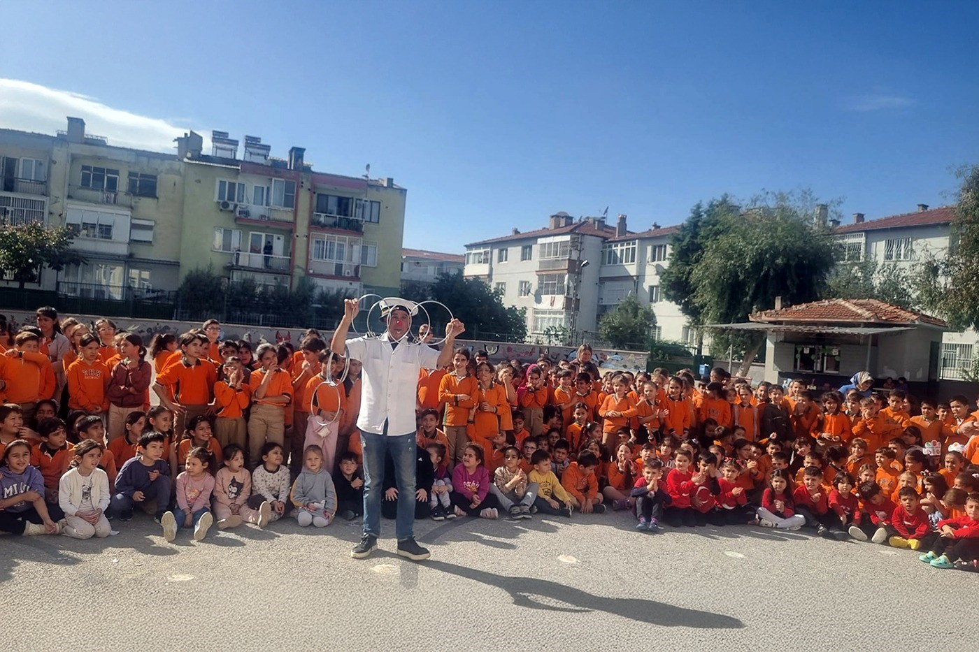 YUNUSEMRE BELEDİYESİ’NİN OKULLARDA DÜZENLEDİĞİ GELENEKSEL KUKLA GÖSTERİSİ, MÜZİK VE SİHİRBAZLIK...