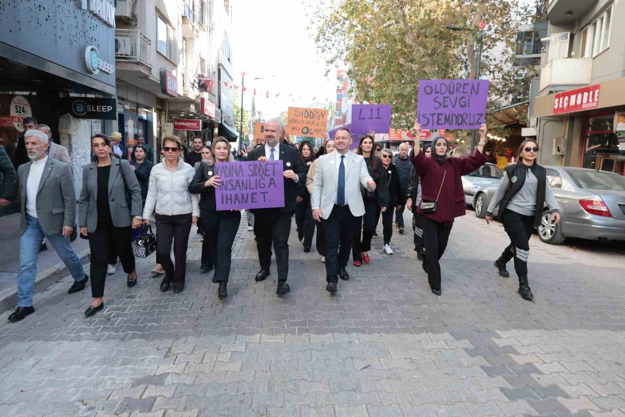 YÜRÜYÜŞ VE SALON PROGRAMINA EŞİ FİLİZ PEHLİVAN İLE BİRLİKTE "ÖLDÜREN SEVGİ İSTEMİYORUZ" YAZILI...