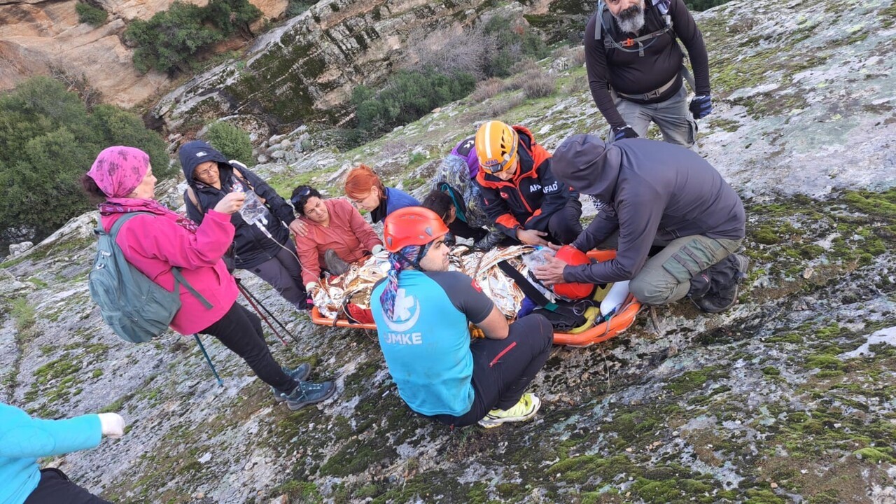 YÜRÜYÜŞ YAPARKEN DERE YATAĞINA DÜŞEN ŞAHIS KURTARILDI