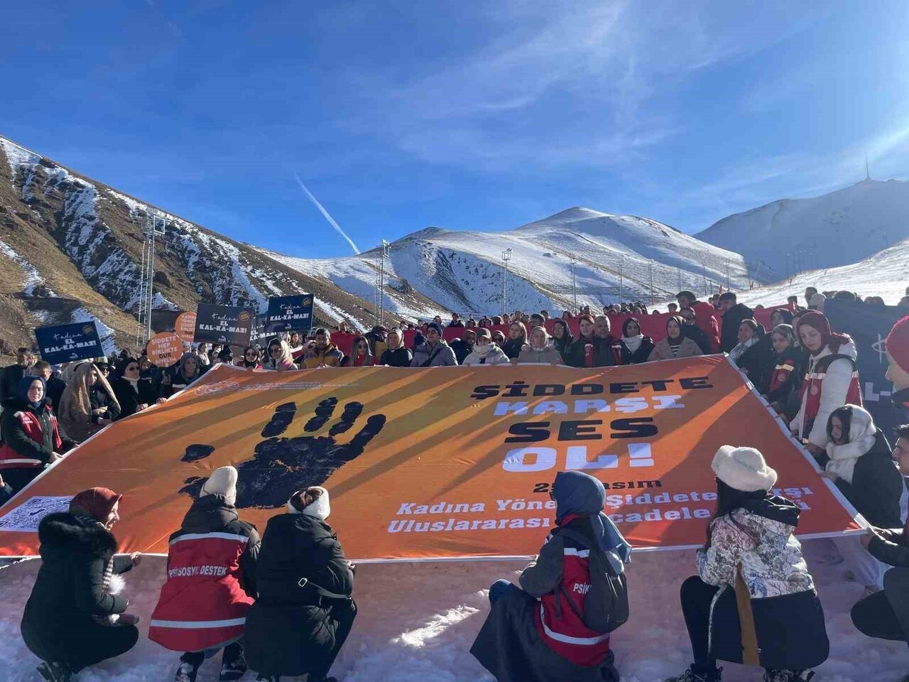 YÜRÜYÜŞE; VALİLİK, İL EMNİYET MÜDÜRLÜĞÜ, İL JANDARMA KOMUTANLIĞI, GENÇLİK VE SPOR İL MÜDÜRLÜĞÜ...